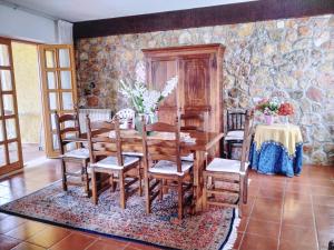 una sala da pranzo con tavolo e sedie in legno di Villa Elba a Praia a Mare