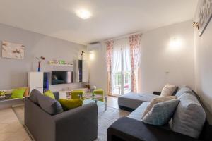 ein Wohnzimmer mit 2 Sofas und einem TV in der Unterkunft Michael's House in Vela Luka