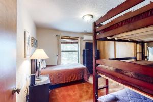 ein Schlafzimmer mit einem Etagenbett in einem Zimmer mit einem Fenster in der Unterkunft Creekside Cabin in Groveland