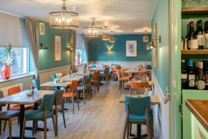 ein Esszimmer mit Tischen und Stühlen in der Unterkunft Park Head Hotel in Bishop Auckland