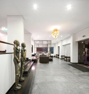 a lobby with two statues on the wall at Hotel Tivoli Beira in Beira
