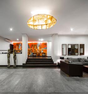 a living room with a large chandelier and a lobby at Hotel Tivoli Beira in Beira