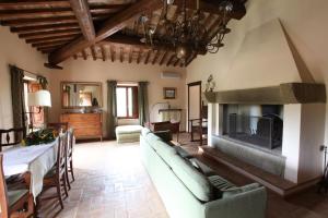 a living room with a couch and a fireplace at Agriturismo San Gallo in Montepulciano