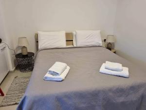 um quarto com uma cama com toalhas em Modern studio apartment B em Atenas