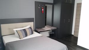 Postel nebo postele na pokoji v ubytování APPART-HOTEL, Einsteinstraße
