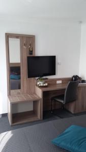 TV a/nebo společenská místnost v ubytování APPART-HOTEL, Einsteinstraße