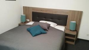 Postel nebo postele na pokoji v ubytování APPART-HOTEL, Einsteinstraße