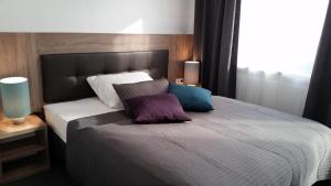 Postel nebo postele na pokoji v ubytování APPART-HOTEL, Einsteinstraße
