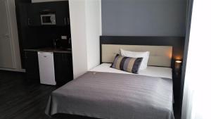 Postel nebo postele na pokoji v ubytování APPART-HOTEL, Einsteinstraße