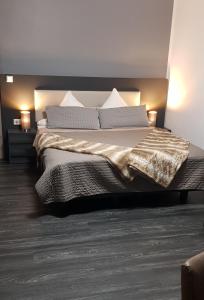 Postel nebo postele na pokoji v ubytování APPART-HOTEL, Einsteinstraße