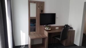 TV a/nebo společenská místnost v ubytování APPART-HOTEL, Einsteinstraße