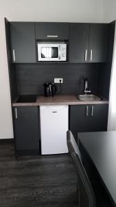 Kuchyň nebo kuchyňský kout v ubytování APPART-HOTEL, Einsteinstraße