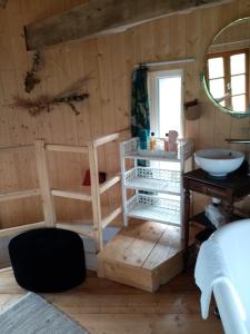 Cette chambre comprend une salle de bains pourvue d'un lavabo et d'un miroir. dans l'établissement La Tour de Ver Gite atypique Possibilité table d'hôtes sur réservation, à Ver