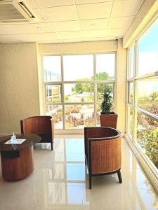 Predel za sedenje v nastanitvi Bay Front Apt 208