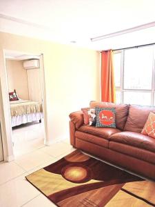 Predel za sedenje v nastanitvi Bay Front Apt 208
