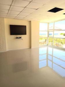 TV in/ali zabaviščno središče v nastanitvi Bay Front Apt 208