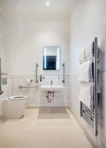 een witte badkamer met een toilet en een wastafel bij Toby Carvery Edinburgh West by Innkeeper's Collection in Edinburgh