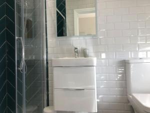 Ένα μπάνιο στο Sandpearl Beachfront Apartment +26 φωτογραφίες