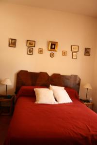 ルチニャーノにあるCasa Rosadaのベッドルーム1室(赤いベッド1台、枕2つ付)