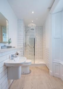 y baño blanco con lavabo y ducha. en Toby Carvery Edinburgh West by Innkeeper's Collection en Edimburgo