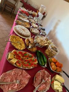 uma mesa longa com muitos pratos de comida em Saturnia Pian Di Cataverna em Saturnia