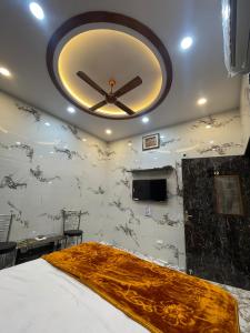 Zimmer mit einer großen Uhr an der Decke in der Unterkunft Kashi Dham Home Stay in Varanasi