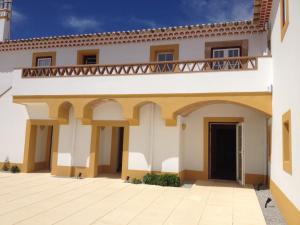a villa with a balcony and a door at Casa do Peso in Crato