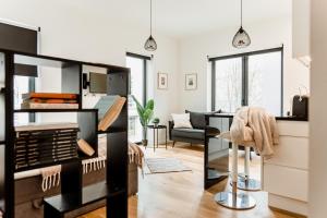 uma cozinha e sala de estar com um sofá e uma mesa em Dream Stay - Modern Apartments in City Centre em Talin