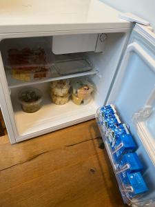 otwarta lodówka z dużą ilością jedzenia i napojów w obiekcie A'DAM ROOFTOP LUX w Amsterdamie