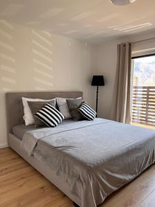 Rúm í herbergi á Ferienwohnung Traunkirchen mit Seeblick