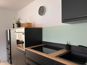 Eldhús eða eldhúskrókur á Ferienwohnung Traunkirchen mit Seeblick