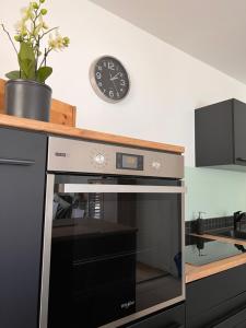 Eldhús eða eldhúskrókur á Ferienwohnung Traunkirchen mit Seeblick