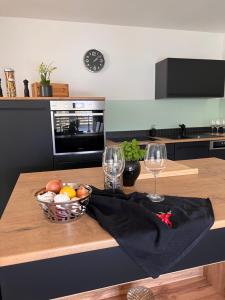 Eldhús eða eldhúskrókur á Ferienwohnung Traunkirchen mit Seeblick