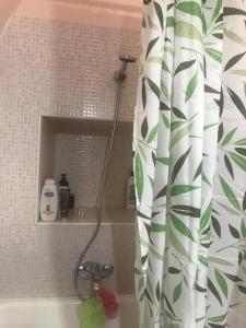 een douchegordijn in de badkamer met een douche bij Casa Vicolo del Poeta Acireale in Acireale