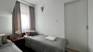- une chambre avec 2 lits et une fenêtre dans l'établissement Villa Gravaldi, à Rowy