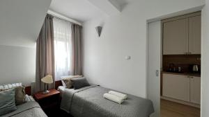1 dormitorio con cama, sofá y ventana en Villa Gravaldi, en Rowy