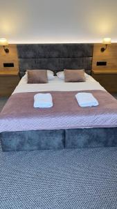 Postel nebo postele na pokoji v ubytování Nasze Kamienice Apartament Rodzinny