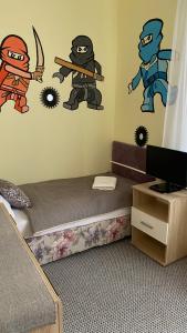 1 dormitorio con 1 cama con pegatinas en la pared en Nasze Kamienice Apartament Rodzinny en Rzeszów