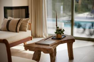 Bazén v ubytování Arbora Olea Luxury Resort nebo v jeho okolí