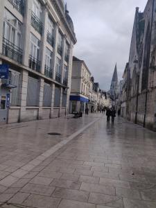 een lege straat met mensen die over straat lopen bij La tranquillité proche des châteaux de la Loire. in Vendôme