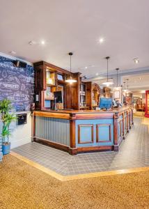 un ristorante con bancone in camera di Toby Carvery Edinburgh West by Innkeeper's Collection a Edimburgo