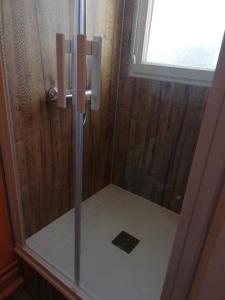 una doccia in vetro in un bagno con finestra di Idéal Panorama du Tréport a Le Tréport