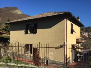 a house with a fence in front of it at L'Angolo Divino in Casella