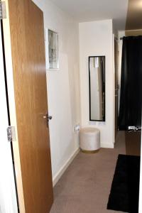 a bathroom with a toilet and a mirror on the wall at Glamorous Two bed room flat in London