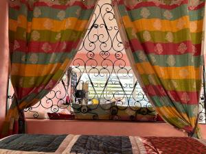 Un dormitorio con una ventana con cortinas y una cama en Villa Luxe Port Nature 1 Jasmine en Cap d'Agde