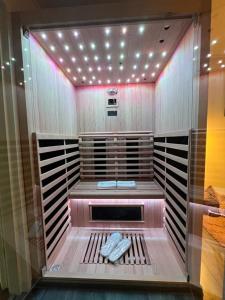 uma cabina de duche ao nível do chão com luzes num quarto em Apartment Buga Bilje em Bilje