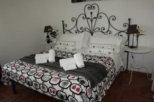 ein Bett mit einer schwarzen und weißen Bettdecke und Kissen in der Unterkunft St. John Villa in Rom