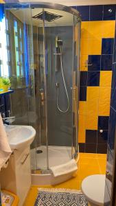 y baño con ducha y lavamanos. en Nasze Kamienice Apartament Rodzinny en Rzeszów