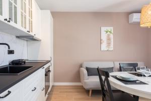 Kuchyň nebo kuchyňský kout v ubytování Kovač Family Suites