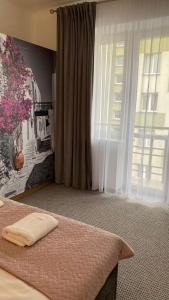 1 dormitorio con cama con almohada en Nasze Kamienice Apartament Rodzinny en Rzeszów